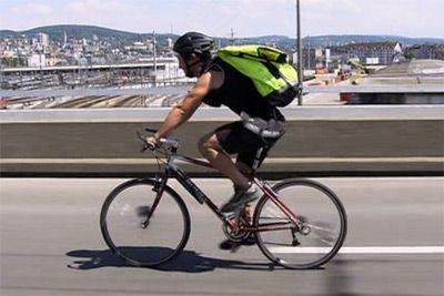 Velokurierin R. Munz auf der Hardbrücke